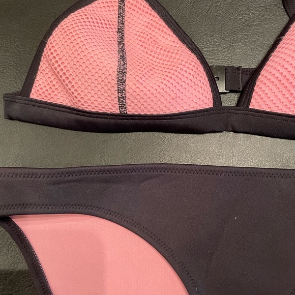 Triangl pink and black mesh neoprene bikini - Picture 5 of 5